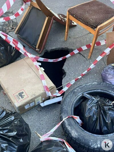 В центре Калининграда дорожную яму загородили стульями, опасные дыры появились и в других местах (фото) - Новости Калининграда | Фото: «Клопс»