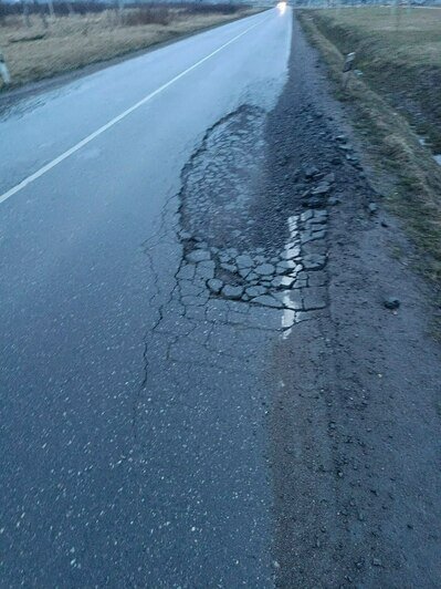 В центре Калининграда дорожную яму загородили стульями, опасные дыры появились и в других местах (фото) - Новости Калининграда | Фото читателя