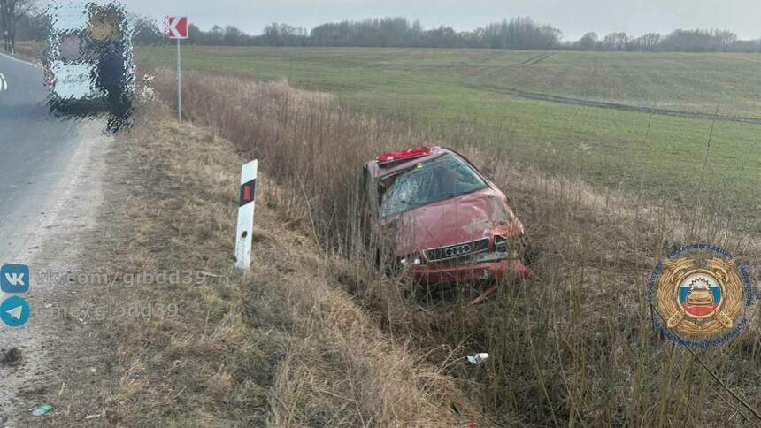 В Гусевском районе Audi съехал с дороги и помял крышу - Новости Калининграда | Фото: Госавтоинспекция Калининградской области
