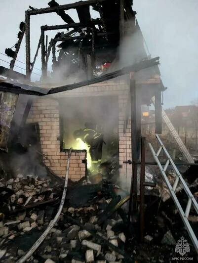 Пострадал пожарный: в Калининграде вспыхнула заброшка (фото, видео) - Новости Калининграда | Фото: МЧС региона