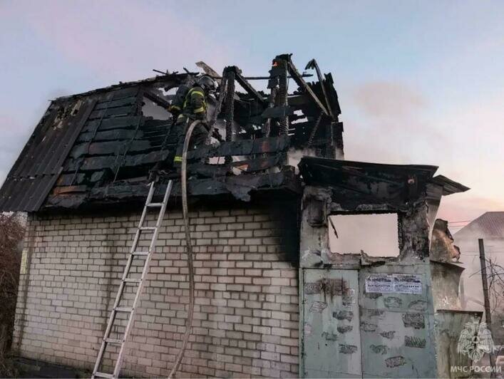 Пострадал пожарный: в Калининграде вспыхнула заброшка (фото, видео) - Новости Калининграда | Фото: МЧС региона