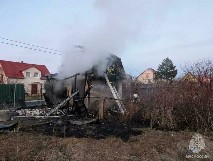 Пострадал пожарный: в Калининграде вспыхнула заброшка (фото, видео) - Новости Калининграда | Фото: МЧС региона