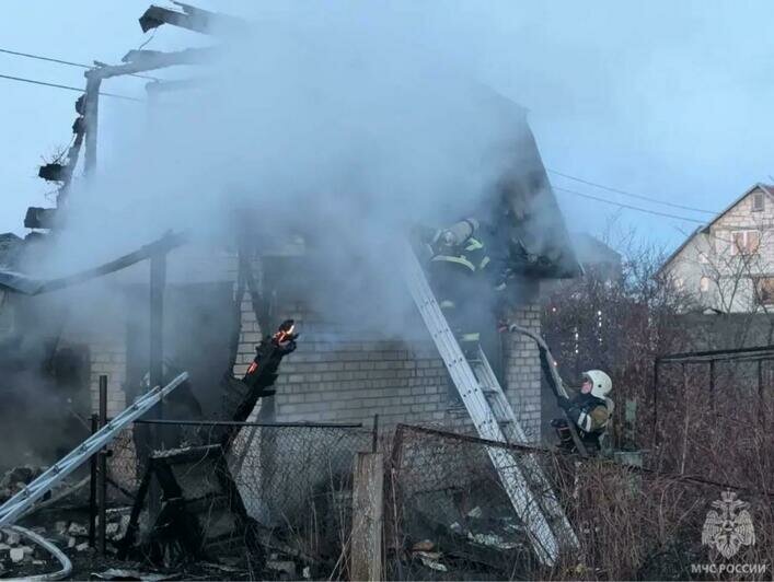 Пострадал пожарный: в Калининграде вспыхнула заброшка (фото, видео) - Новости Калининграда | Фото: МЧС региона