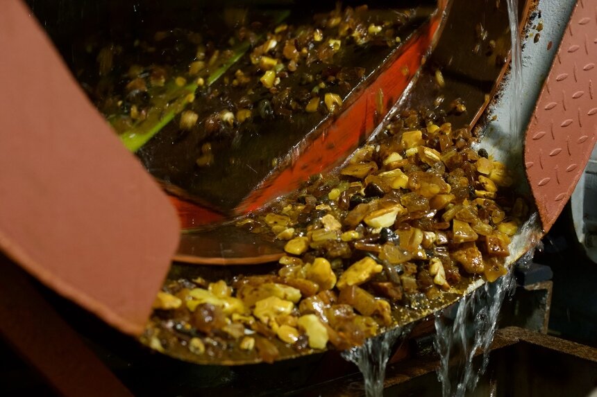 Сезонная добыча янтаря ведется обычно с марта по ноябрь. | Фото: Калининградский янтарный комбинат