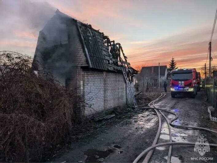 Пострадал пожарный: в Калининграде вспыхнула заброшка (фото, видео) - Новости Калининграда | Фото: МЧС региона