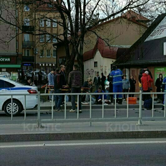 В Гурьевске после ДТП легковушка вылетела на остановку и врезалась в одну из аптек на «проклятом» перекрёстке (фото) - Новости Калининграда | Фото: очевидцы