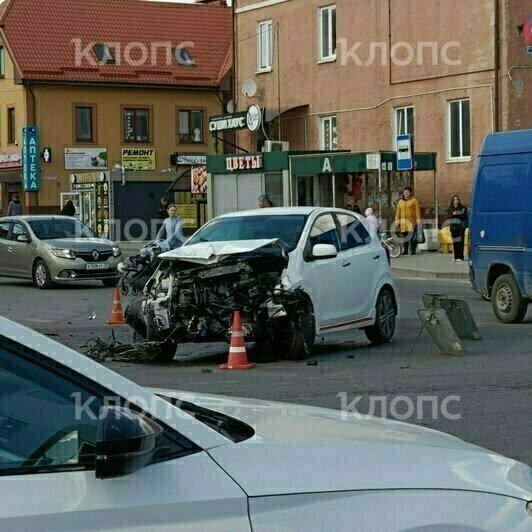 В Гурьевске после ДТП легковушка вылетела на остановку и врезалась в одну из аптек на «проклятом» перекрёстке (фото) - Новости Калининграда | Фото: очевидцы