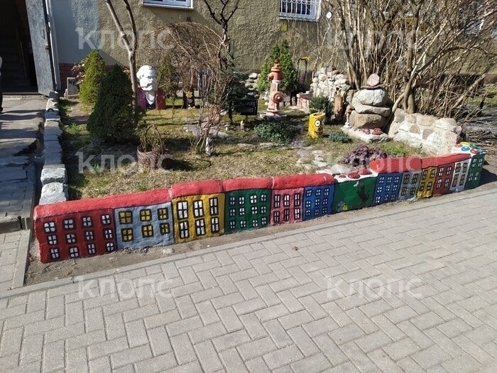 Стоящий в калининградском палисаднике Карл Маркс примерил малиновый пиджак и золотую цепь (фото)    - Новости Калининграда | Фото: Сергей Довлатов