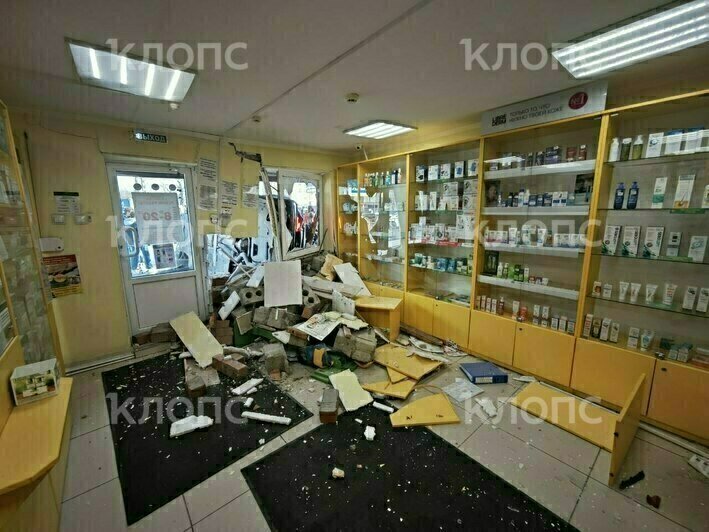 В Гурьевске после ДТП легковушка вылетела на остановку и врезалась в одну из аптек на «проклятом» перекрёстке (фото) - Новости Калининграда | Фото: очевидцы