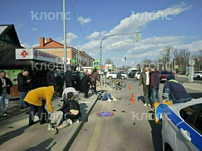 В Гурьевске после ДТП легковушка вылетела на остановку и врезалась в одну из аптек на «проклятом» перекрёстке (фото) - Новости Калининграда | Фото: очевидцы