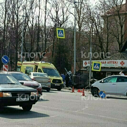 В Гурьевске после ДТП легковушка вылетела на остановку и врезалась в одну из аптек на «проклятом» перекрёстке (фото) - Новости Калининграда | Фото: очевидцы