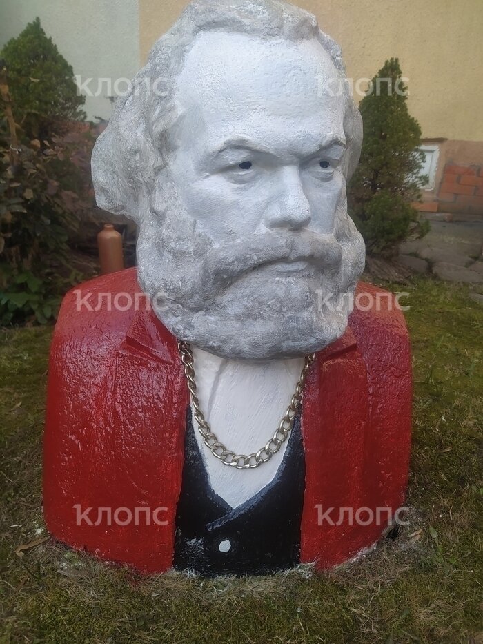 Стоящий в калининградском палисаднике Карл Маркс примерил малиновый пиджак и золотую цепь (фото)    - Новости Калининграда | Фото: Сергей Довлатов