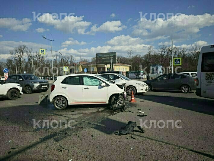 В Гурьевске после ДТП легковушка вылетела на остановку и врезалась в одну из аптек на «проклятом» перекрёстке (фото) - Новости Калининграда | Фото: очевидцы