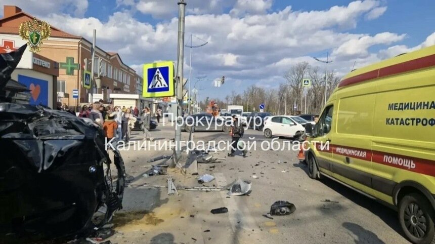 Четверо пострадавших доставлены в больницу. Это водитель и трое людей с остановки. | Фото: прокуратура Калининградской области