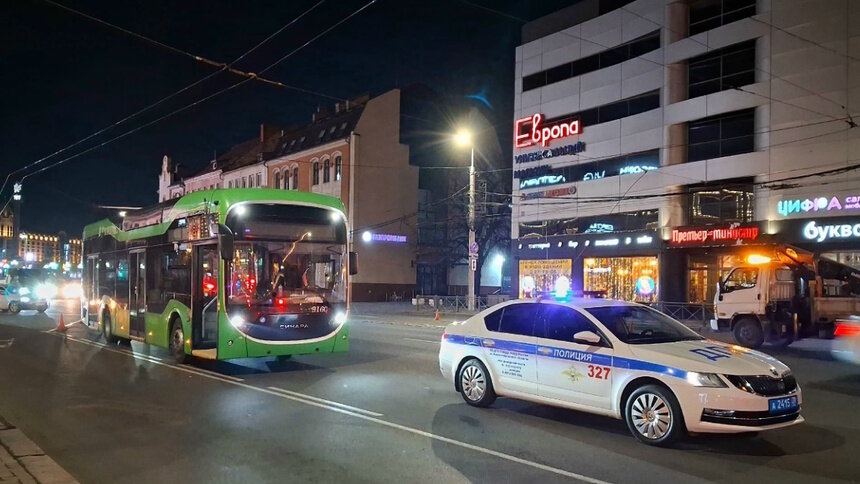 «Хлопок, треск, искры»: в центре Калининграда из-за ЧП с троллейбусом остановились трамваи - Новости Калининграда | Фото Михаил Лаврукайтис