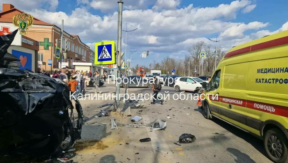 В Гурьевске BMW снёс остановку и протаранил аптеку, есть пострадавшие (видео) | Фото: прокуратура Калининградской области