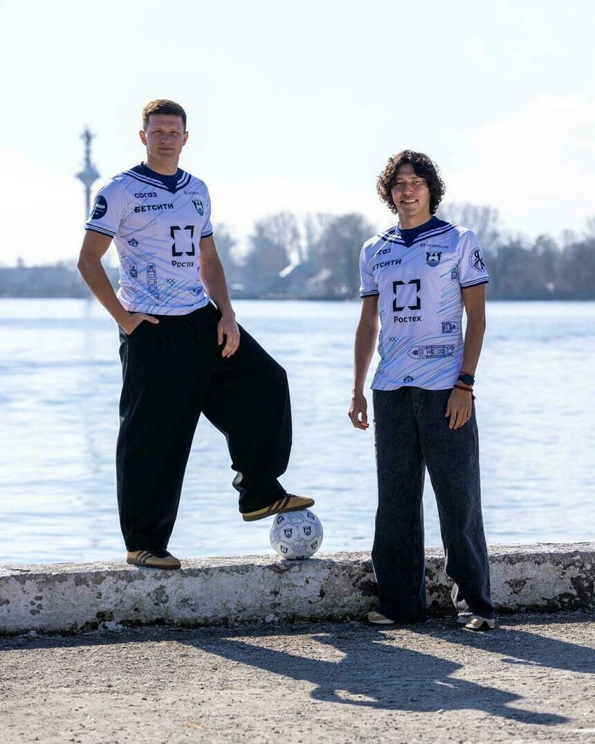 Футболки белые, в полоску воротник: «Балтика» против «Сочи» сыграет в эксклюзивной форме с гюйсами - Новости Калининграда | Фото: пресс-служба ФК «Балтика»