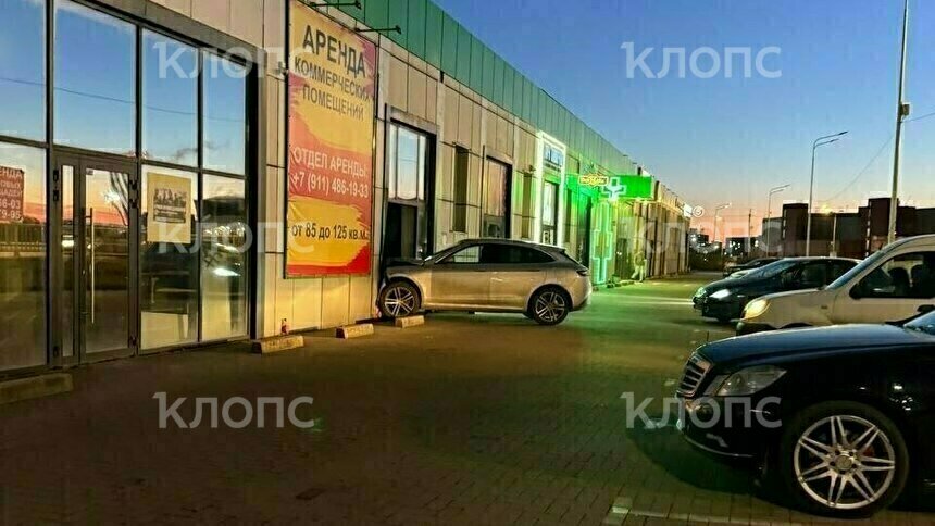 В Малом Исаково серый внедорожник не сумел протиснуться в дверь торгового комплекса - Новости Калининграда | Фото очевидцев