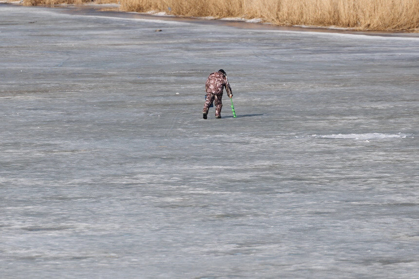 При стабильно плюсовой температуре выход на лёд становится особенно опасным | Фото: Александр Мелехов