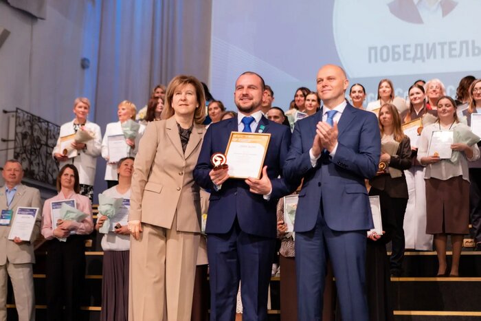 Денисов стал победителем регионального этапа конкурса «Учитель года — 2026» и теперь представит область на федеральном уровне. | Фото: правительство Калининградской области