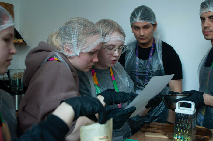 Команды готовят блюдо на время. | Фото: Ксения Андреева