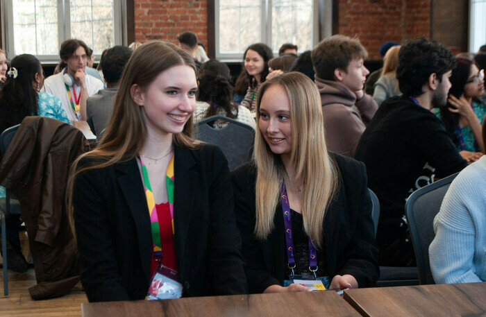 Ребята общались как на русском, так и на английском языках. | Фото: Ксения Андреева