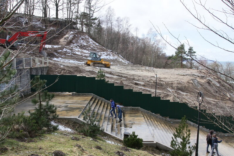 на фото- 2016 год. Сегодня на месте планируемого отеля поставили видовые лавочки, народ любуется закатами | Фото: архив «СК»