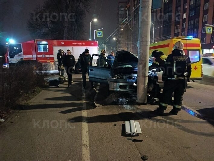 Капот всмятку, водитель и пассажир в скорой: в Калининграде у стадиона «Трудовые резервы» Nissan въехал в столб - Новости Калининграда | Фото очевидцев
