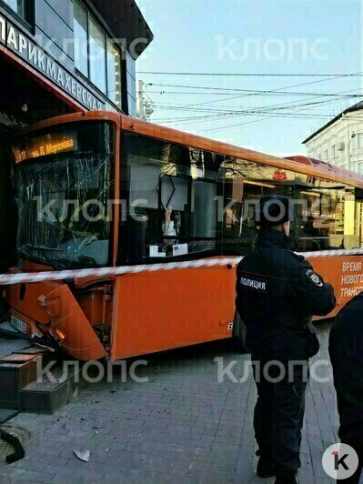 На Черняховского пассажирский автобус влетел в парикмахерскую (фото) - Новости Калининграда | Фото: очевидец