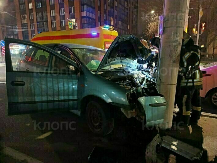 Капот всмятку, водитель и пассажир в скорой: в Калининграде у стадиона «Трудовые резервы» Nissan въехал в столб - Новости Калининграда | Фото очевидцев