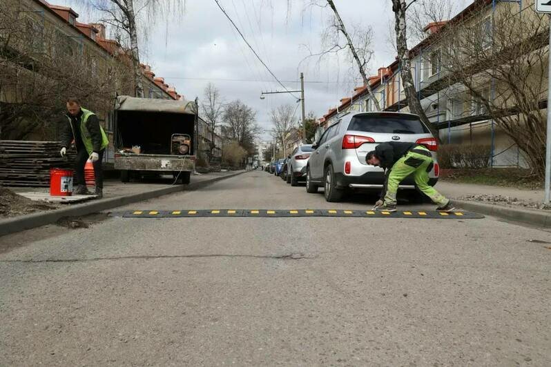 В Калининграде начали устанавливать свежую партию лежачих полицейских - Новости Калининграда | Фото: телеграм-канал Елены Дятловой