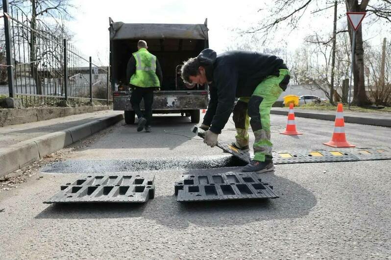 В Калининграде начали устанавливать свежую партию лежачих полицейских - Новости Калининграда | Фото: телеграм-канал Елены Дятловой