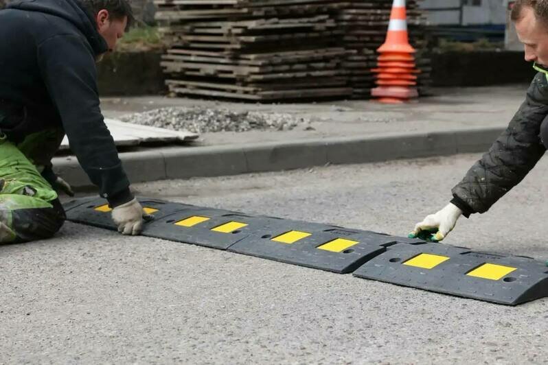 В Калининграде начали устанавливать свежую партию лежачих полицейских - Новости Калининграда | Фото: телеграм-канал Елены Дятловой