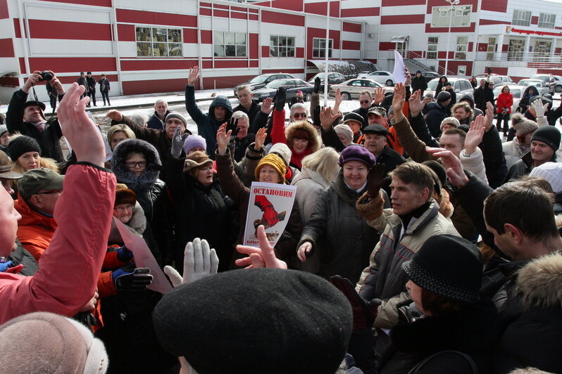 на фото- 2016 год. Сегодня на месте планируемого отеля поставили видовые лавочки, народ любуется закатами | Фото: архив «СК»