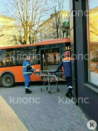 На Черняховского пассажирский автобус влетел в парикмахерскую (фото) - Новости Калининграда | Фото: очевидец