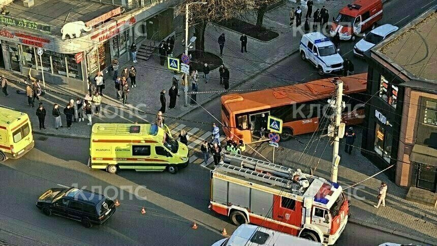Пассажиры въехавшего в центре Калининграда в парикмахерскую автобуса рассказали об аварии - Новости Калининграда | Фото очевидцев