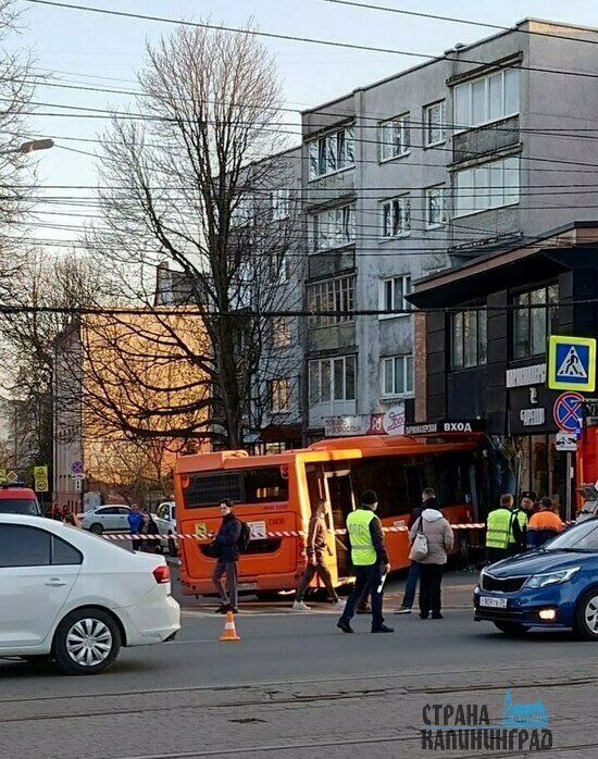 В Калининграде за день произошло два ДТП с выездом на тротуар | Фото: очевидец