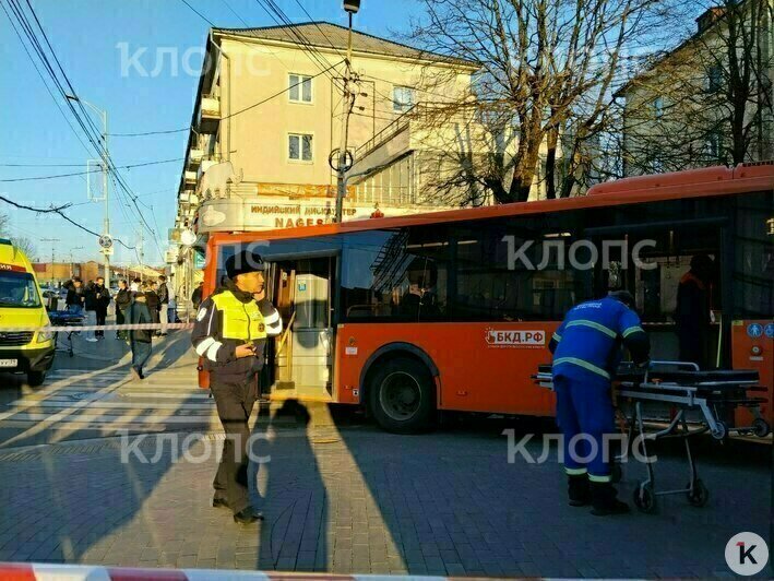 На Черняховского пассажирский автобус влетел в парикмахерскую (фото) - Новости Калининграда | Фото: очевидец