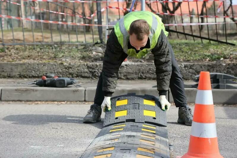 В Калининграде начали устанавливать свежую партию лежачих полицейских - Новости Калининграда | Фото: телеграм-канал Елены Дятловой
