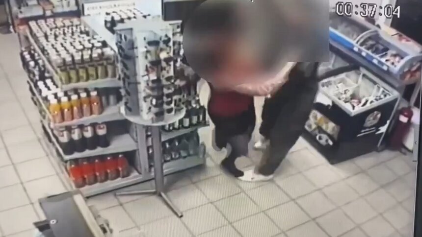 Нападение на АЗС под Балтийском: раненую сотрудницу спасли врачи, подозреваемый задержан (видео) | Стоп-кадр: видео УМВД Калининградской области