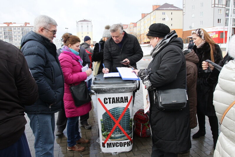 на фото- 2016 год. Сегодня на месте планируемого отеля поставили видовые лавочки, народ любуется закатами | Фото: архив «СК»