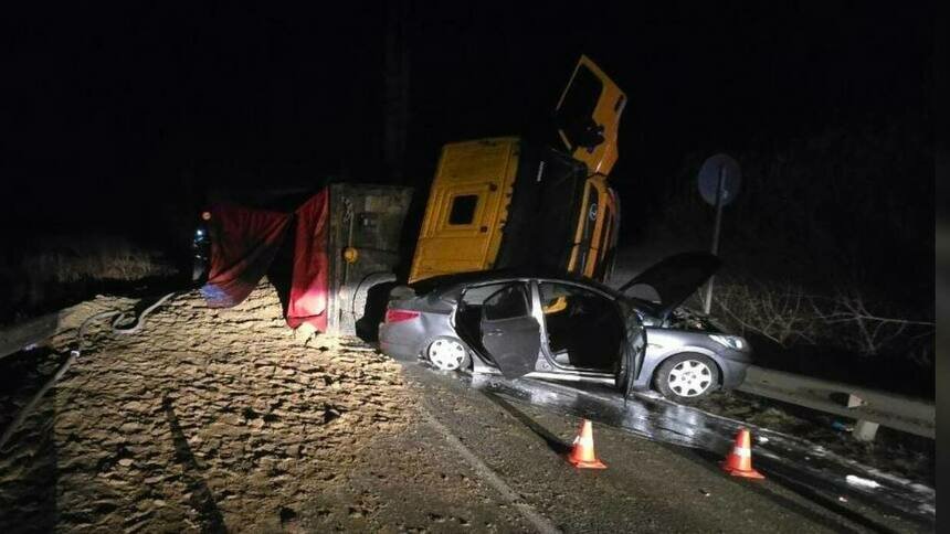 В Зеленоградском районе песковоз, уходя от аварии, опрокинулся и подмял под себя легковушку - Новости Калининграда | Фото: Госавтоинспекция Калининградской области