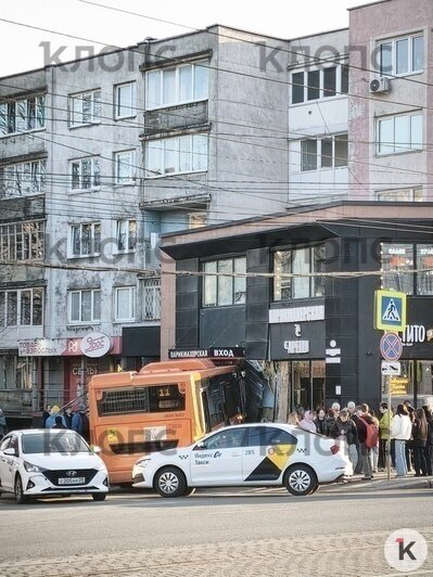 На Черняховского пассажирский автобус влетел в парикмахерскую (фото) - Новости Калининграда | Фото: очевидец