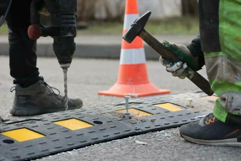 В Калининграде начали устанавливать свежую партию лежачих полицейских - Новости Калининграда | Фото: телеграм-канал Елены Дятловой