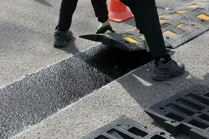 В Калининграде начали устанавливать свежую партию лежачих полицейских - Новости Калининграда | Фото: телеграм-канал Елены Дятловой