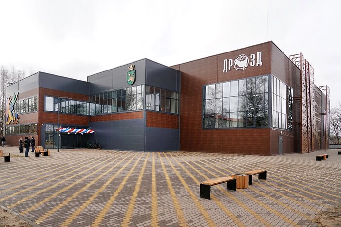 На фасаде современного здания надпись большими буквами - ДРОЗД, расшифровывается просто: «Детям России - образование, здоровье и духовность».  | Фото: правительство Калининградской области