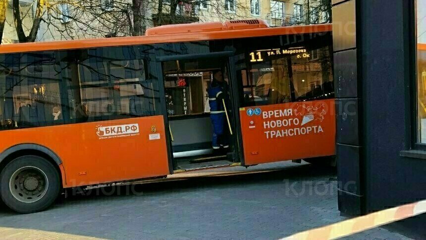 «Сейчас его уберут, и стена рухнет»: сотрудники парикмахерской, в которую въехал автобус, рассказали о моменте аварии - Новости Калининграда | Фото: «Клопс»