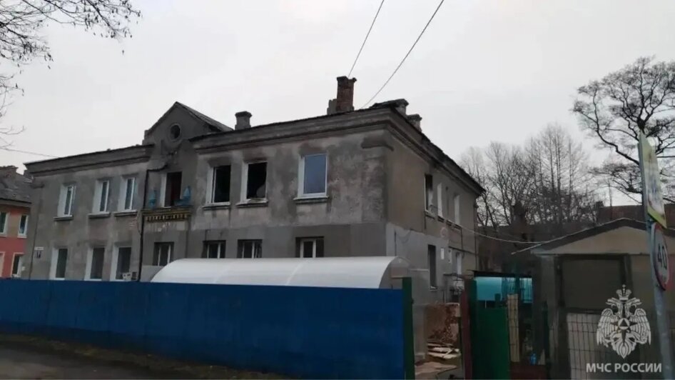 В Балтийске загорелась квартира в двухэтажном доме: из здания эвакуировали четверых жильцов - Новости Калининграда | Фото: группа МЧС России по Калининградской области / «ВКонтакте»
