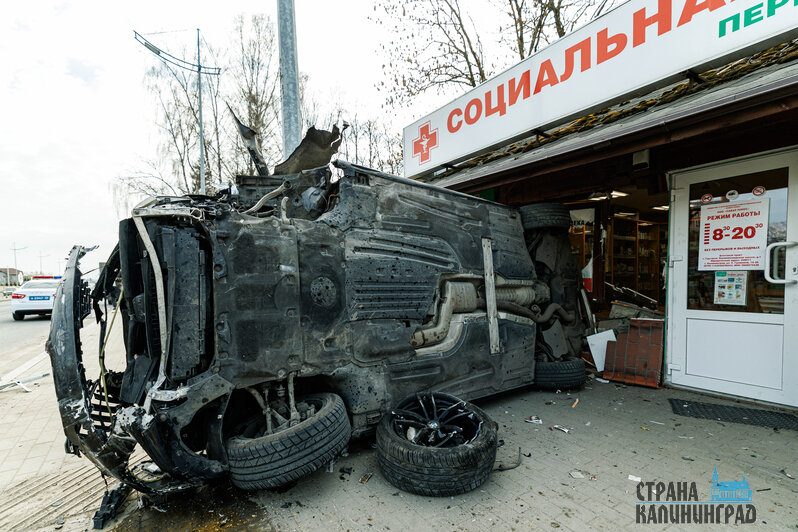 Как сообщают гурьевчане, бьются тут последние 3–4 года. Очередная авария на опасном перекрёстке произошла в понедельник, 23 марта. | Фото: Александр Мелехов