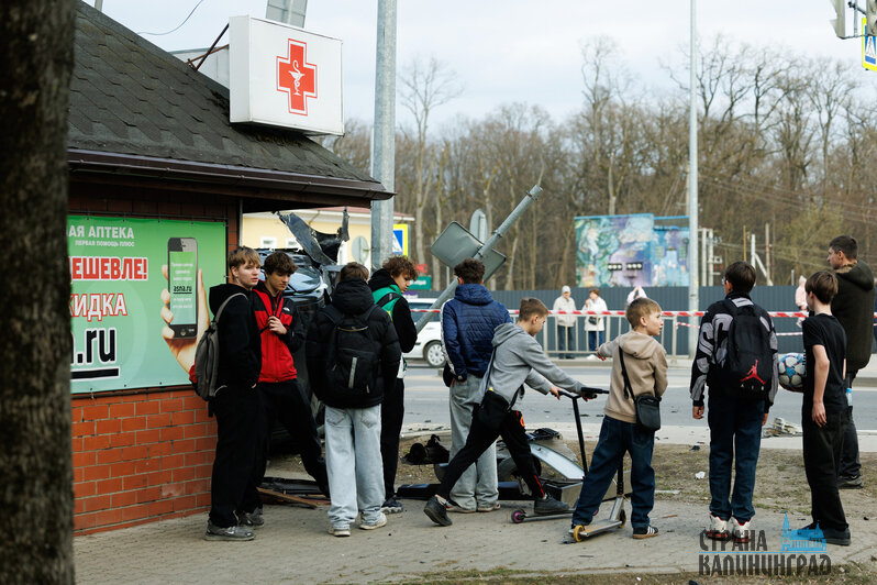 Как сообщают гурьевчане, бьются тут последние 3–4 года. Очередная авария на опасном перекрёстке произошла в понедельник, 23 марта. | Фото: Александр Мелехов